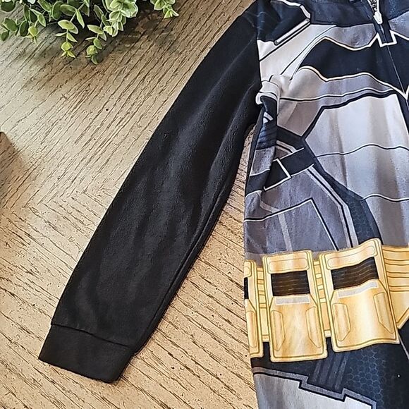 Batman pj onsie size 6 - Picture 8 of 16